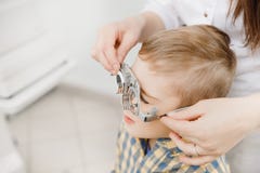 L'oftalmologo pediatrico di medico controlla la visione del ragazzo del bambino Selezione di concetto delle lenti di vetro fotografia stock libera da diritti L'oftalmologo pediatrico di medico controlla la visione del ragazzo del bambino Selezione di concetto delle lenti di vetro fotografia stock libera da diritti
