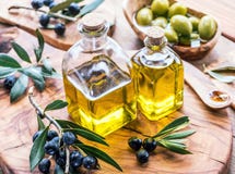 L'olio d'oliva e le bacche sono sul vassoio di legno verde oliva Immagini Stock Libere da Diritti L'olio d'oliva e le bacche sono sul vassoio di legno verde oliva Immagini Stock Libere da Diritti