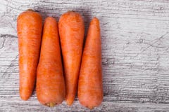 L'orange a épluché la carotte, régénérant des légumes pour les plats savoureux, les smoothies, gâteaux sur un fond en bois clair photo libre de droits L'orange a épluché la carotte, régénérant des légumes pour les plats savoureux, les smoothies, gâteaux sur un fond en bois clair photo libre de droits