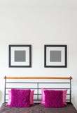 L'oreiller rose s'étendent sur le lit dans la chambre à coucher Configuration carrée minimalisme photo stock L'oreiller rose s'étendent sur le lit dans la chambre à coucher Configuration carrée minimalisme photo stock
