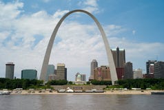 L'orizzonte del Saint Louis, Missouri con l'arco dell'ingresso immagini stock libere da diritti L'orizzonte del Saint Louis, Missouri con l'arco dell'ingresso immagini stock libere da diritti