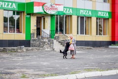 l'ucraina Khmelnytskyi Maggio 2018 Una donna anziana che la abbraccia è fotografia stock l'ucraina Khmelnytskyi Maggio 2018 Una donna anziana che la abbraccia è fotografia stock