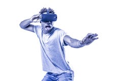 L'uomo afroamericano eccitato giovane attivo che gode del gioco felice con dispositivo di realtà virtuale degli occhiali di prote fotografia stock libera da diritti L'uomo afroamericano eccitato giovane attivo che gode del gioco felice con dispositivo di realtà virtuale degli occhiali di prote fotografia stock libera da diritti