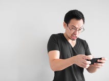 L'uomo arrabbiato sta perdendo il gioco mobile immagini stock L'uomo arrabbiato sta perdendo il gioco mobile immagini stock