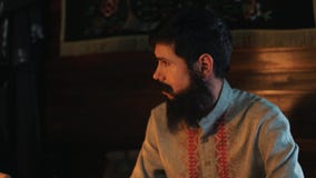 L'uomo barbuto in vestiti russi storici che puliscono il vaso della fuliggine, si arrabbia video d archivio L'uomo barbuto in vestiti russi storici che puliscono il vaso della fuliggine, si arrabbia video d archivio
