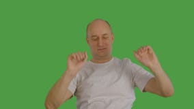 L'uomo caucasico adulto aumenta su insegna virtuale o il pannello a mano al chiuso a chiave a greenscreen il fondo trasparente video d archivio L'uomo caucasico adulto aumenta su insegna virtuale o il pannello a mano al chiuso a chiave a greenscreen il fondo trasparente video d archivio