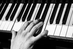 L'uomo che gioca piano fotografia stock L'uomo che gioca piano fotografia stock