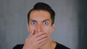L'uomo colpito e sorpreso decolla i suoi vetri e sguardi alla macchina fotografica nella sorpresa video d archivio L'uomo colpito e sorpreso decolla i suoi vetri e sguardi alla macchina fotografica nella sorpresa video d archivio