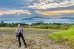 l'uomo con il punto di vista alla montagna nel por Fuji di PA di Phu a Loei, provincia di Loei, montagna della Tailandia Fuji sim fotografia stock l'uomo con il punto di vista alla montagna nel por Fuji di PA di Phu a Loei, provincia di Loei, montagna della Tailandia Fuji sim fotografia stock