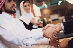 L'uomo d'affari arabo stringe le mani con il partner fotografie stock L'uomo d'affari arabo stringe le mani con il partner fotografie stock