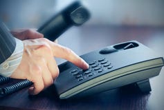 L'uomo d'affari che fa una chiamata di telefono. fotografie stock libere da diritti L'uomo d'affari che fa una chiamata di telefono. fotografie stock libere da diritti