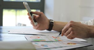 L'uomo d'affari del primo piano delle mani conduce la ricerca ed ottenere a smartphone di dati i piccoli architetti creativi di a archivi video L'uomo d'affari del primo piano delle mani conduce la ricerca ed ottenere a smartphone di dati i piccoli architetti creativi di a archivi video