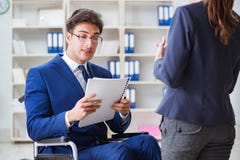 L'uomo d'affari disabile che ha discussione con il collega femminile Fotografia Stock Libera da Diritti L'uomo d'affari disabile che ha discussione con il collega femminile Fotografia Stock Libera da Diritti