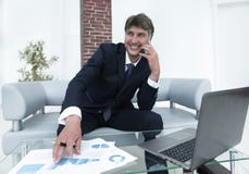 L'uomo d'affari discute le domande finanziarie con un partner Fotografia Stock Libera da Diritti L'uomo d'affari discute le domande finanziarie con un partner Fotografia Stock Libera da Diritti