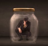L'uomo d'affari ha chiuso in un concetto di vetro del barattolo fotografia stock L'uomo d'affari ha chiuso in un concetto di vetro del barattolo fotografia stock
