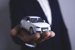 L'uomo d'affari tiene l'automobile immagini stock L'uomo d'affari tiene l'automobile immagini stock