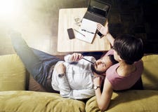 L'uomo e la donna pensano sul compito fotografia stock L'uomo e la donna pensano sul compito fotografia stock