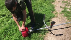 L'uomo guida una treccia della benzina Tira acutamente il cavo iniziante archivi video L'uomo guida una treccia della benzina Tira acutamente il cavo iniziante archivi video