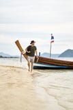 L'uomo scalzo con stoppia e lo zaino sta camminando sulla spiaggia di sabbia fotografia stock libera da diritti L'uomo scalzo con stoppia e lo zaino sta camminando sulla spiaggia di sabbia fotografia stock libera da diritti