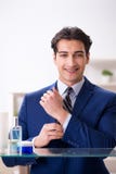 L'uomo sta vestendosi bene per lavoro in bagno Fotografia Stock Libera da Diritti L'uomo sta vestendosi bene per lavoro in bagno Fotografia Stock Libera da Diritti