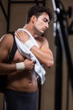 L'uomo stanco dopo l'allenamento nella palestra di sport Fotografie Stock Libere da Diritti L'uomo stanco dopo l'allenamento nella palestra di sport Fotografie Stock Libere da Diritti