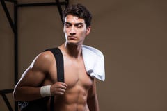 L'uomo stanco dopo l'allenamento nella palestra di sport Fotografie Stock Libere da Diritti L'uomo stanco dopo l'allenamento nella palestra di sport Fotografie Stock Libere da Diritti
