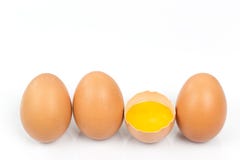 L'uovo del pollo a metà è rotto tra altre uova fotografie stock libere da diritti L'uovo del pollo a metà è rotto tra altre uova fotografie stock libere da diritti