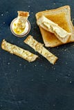 L'uovo sodo ed il pane tostato molli impanano la fetta con il concetto della prima colazione del burro fotografie stock L'uovo sodo ed il pane tostato molli impanano la fetta con il concetto della prima colazione del burro fotografie stock