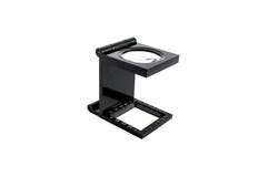 L'utilisation debout de loupe pour l'impression d'essai photographie stock L'utilisation debout de loupe pour l'impression d'essai photographie stock