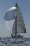 L'yacht fa concorrenza in Team Sailing Event fotografia stock libera da diritti L'yacht fa concorrenza in Team Sailing Event fotografia stock libera da diritti
