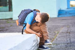 L'écolier est déprimé De nouveau ? l'?cole le premier jour d'automne l'enfant n'est pas à l'école apathie aucun amis dans la nouv photographie stock libre de droits L'écolier est déprimé De nouveau ? l'?cole le premier jour d'automne l'enfant n'est pas à l'école apathie aucun amis dans la nouv photographie stock libre de droits