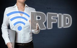 L'écran tactile de RFID est montré par la femme d'affaires photo stock L'écran tactile de RFID est montré par la femme d'affaires photo stock