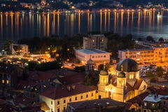L'église dans Kotor la nuit avec la réflexion des lumières photographie stock L'église dans Kotor la nuit avec la réflexion des lumières photographie stock