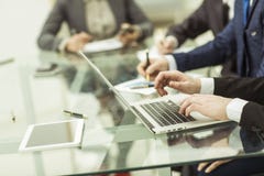 L'équipe d'affaires utilisant un ordinateur portable fait un rapport de vente sur le lieu de travail photos stock L'équipe d'affaires utilisant un ordinateur portable fait un rapport de vente sur le lieu de travail photos stock