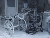 L'équipement de soudage à gaz est parti pendant l'hiver dedans dehors image stock L'équipement de soudage à gaz est parti pendant l'hiver dedans dehors image stock