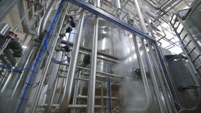 L'équipement moderne spécial pour pasteurisent le lait Canalisation d'usine Réservoirs énormes pour le lait de stockage et de fer banque de vidéos L'équipement moderne spécial pour pasteurisent le lait Canalisation d'usine Réservoirs énormes pour le lait de stockage et de fer banque de vidéos