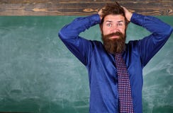 L'étiquette de professeur incline le professionnel moderne d'éducation Fond barbu de tableau de tête de prise de professeur ou d' image libre de droits L'étiquette de professeur incline le professionnel moderne d'éducation Fond barbu de tableau de tête de prise de professeur ou d' image libre de droits