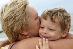 La abuela abraza a su nieto Imágenes de archivo libres de regalías La abuela abraza a su nieto Imágenes de archivo libres de regalías