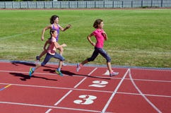 La aptitud, la madre y los niños de la familia corriendo en pista, el entrenamiento y niños del estadio se divierten forma de vid foto de archivo La aptitud, la madre y los niños de la familia corriendo en pista, el entrenamiento y niños del estadio se divierten forma de vid foto de archivo