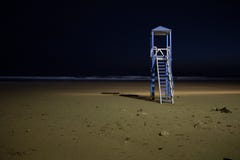 La atalaya de la playa en la playa de Essaouira iluminó en la noche fotos de archivo libres de regalías La atalaya de la playa en la playa de Essaouira iluminó en la noche fotos de archivo libres de regalías
