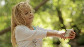 La bambina adorabile prende le immagini se stessa sopra video d archivio La bambina adorabile prende le immagini se stessa sopra video d archivio