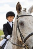 La bambina che monta un cavallo partecipa ai concorsi Campagna di estate immagini stock libere da diritti La bambina che monta un cavallo partecipa ai concorsi Campagna di estate immagini stock libere da diritti