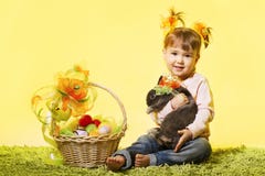 La bambina di Pasqua, il coniglio di coniglietto del bambino, canestro eggs immagini stock libere da diritti La bambina di Pasqua, il coniglio di coniglietto del bambino, canestro eggs immagini stock libere da diritti