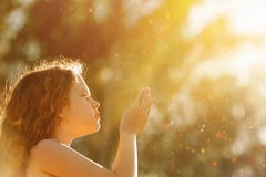 La bambina ha piegato la suoi mano e pregare immagini stock libere da diritti La bambina ha piegato la suoi mano e pregare immagini stock libere da diritti