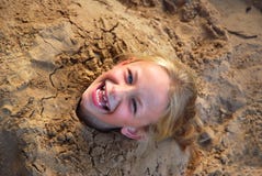 La bambina ha scavato nella sabbia fotografie stock libere da diritti La bambina ha scavato nella sabbia fotografie stock libere da diritti