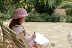 La bambina sta disegnando fotografia stock libera da diritti La bambina sta disegnando fotografia stock libera da diritti