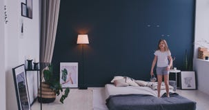 La bambina sveglia divertente in cuffie senza fili che ballano il canto con il pettine e si diverte nella mattina di festa che sa archivi video La bambina sveglia divertente in cuffie senza fili che ballano il canto con il pettine e si diverte nella mattina di festa che sa archivi video