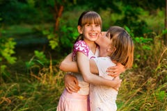 La bambina è molto felice che ha sorella Sorella amorosa che abbraccia bambina sveglia che mostra il supporto di cura di amore fotografia stock libera da diritti La bambina è molto felice che ha sorella Sorella amorosa che abbraccia bambina sveglia che mostra il supporto di cura di amore fotografia stock libera da diritti