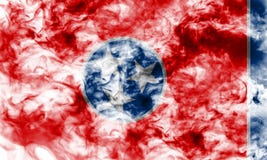 La bandera nacional del estado de los E.E.U.U. Tennessee adentro contra un humo gris en el d?a de la independencia en diversos co imagen de archivo libre de regalías La bandera nacional del estado de los E.E.U.U. Tennessee adentro contra un humo gris en el d?a de la independencia en diversos co imagen de archivo libre de regalías