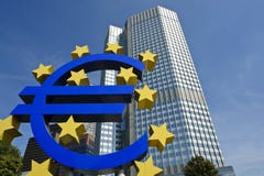La Banque Centrale Européenne avec l'euro signe, Francfort photographie stock libre de droits La Banque Centrale Européenne avec l'euro signe, Francfort photographie stock libre de droits